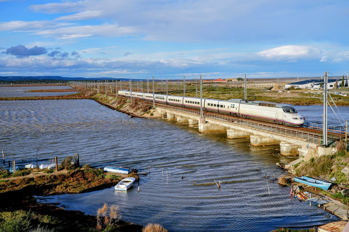 Renfe_Fr's tweet photo. Votre rituel en train ? 📚 Lire 🎧 Musique 💻 Travailler 🌄 Regarder le paysage
À vous de nous dire 👇
#Renfe #TrainLife https://t.co/pramdiKl11
