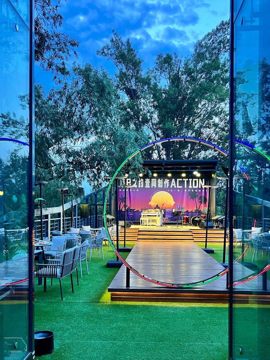 KeelyKlepper's tweet photo. Just tried a game-changing rooftop pop-up cinema in the city center—floating stars above + warm snacks below = the coziest movie night ever! https://t.co/Eikzt6TTti