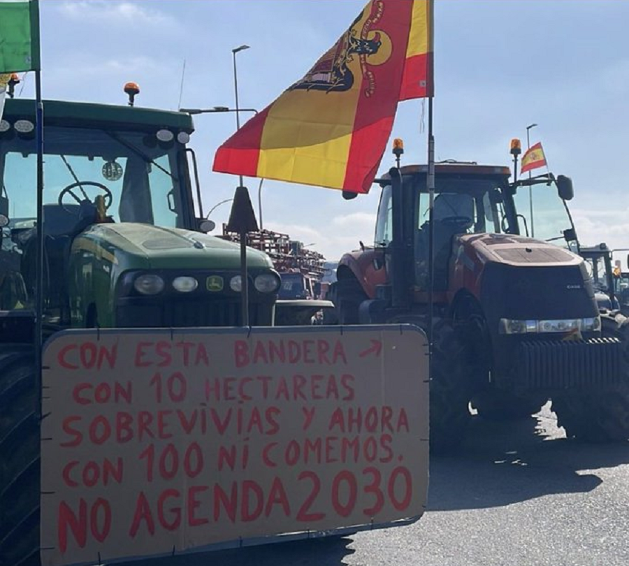 LosPajarosPican's tweet photo. Niegan el cambio climático que es lo que más les perjudica. 
Critican a la UE y llevan 40 años viviendo del PAC. 
No quieren inmigrantes y los tienen recogiendo lechugas a 5 euros la hora. 

Agricultores fachas, si no existiesen habría que inventarlos... https://t.co/TNciGmEk5M