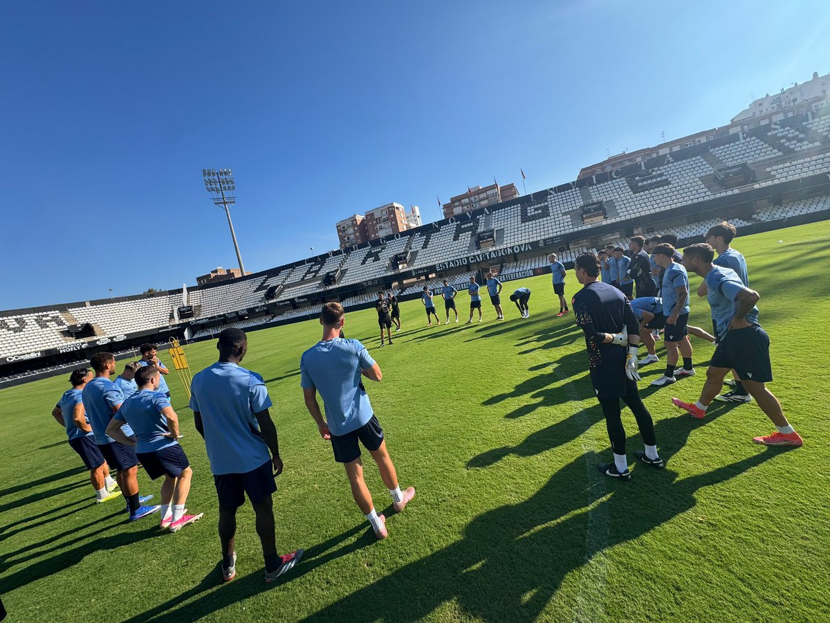FCCartagena_efs's tweet photo. 🔛Hoy entrenamos en el Cartagonova, y mañana amistoso de entrenamiento en Elche.

#VamosEfesé https://t.co/heTVDTToGt