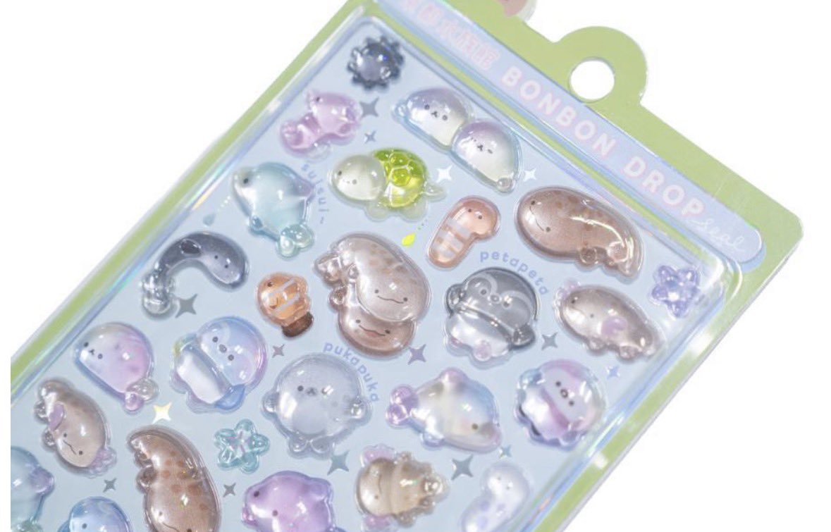 bondoro_ch's tweet photo. 🎀━━━━━━━━━━━━🎀
　京都水族館限定ボンドロ🐧💕
　公式通販でも販売スタート！！
🎀━━━━━━━━━━━━🎀

京都水族館のいきものたちが
ぷっくりシールになった限定デザイン✨

🎀価格
1枚660円（税込）

🎀販売先
京都水族館＆すみだ水族館
グッズオンラインショップ

⚠️1人1会計につき1枚まで
⚠️購入には会員登録が必要

🔽京都水族館公式案内
https://t.co/S5ENH7vVmf

🔽公式オンラインショップ
https://t.co/fgtoREdwES

参照：京都水族館公式
#ボンボンドロップシール #ボンドロ #京都水族館 #水族館限定