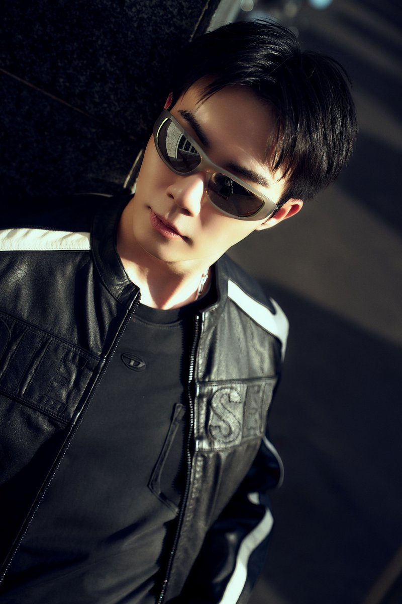 webstarupdate's tweet photo. “ซี–พฤกษ์” ร่วมชมแฟชั่นโชว์ DIESEL เปิดตัวคอลเลกชั่นสปริง ซัมเมอร์ 2027 ณ กรุงมิลาน ประเทศอิตาลี

ZEE PRUK MFW 2027 
#DIESELxZEEPRUK #ZeePruk #Diesel
#DieselSS27 #ForSuccessfulLiving
>> https://t.co/UeOSoXVhZg

DIESEL (ดีเซล) แฟชั่นแบรนด์ดังสัญชาติอิตาลี ตอกย้ำตัวตนแห่งความกล้า การแสดงออก และพลังแห่งความสร้างสรรค์ ผ่านแฟชั่นโชว์คอลเลกชั่นล่าสุด ณ เมืองมิลาน ประเทศอิตาลี โดยครั้งนี้ ซี – พฤกษ์ พานิช นักแสดงและแฟชั่นไอคอนจากประเทศไทย ได้รับเชิญให้เดินทางไปสัมผัสประสบการณ์แฟชั่นของ DIESEL พร้อมร่วมชมแฟชั่นโชว์อย่างใกล้ชิดในฐานะตัวแทนของแบรนด์จากประเทศไทย

ก่อนออกเดินทางสู่มิลาน “ซี พฤกษ์” ปรากฏตัวใน Airport Look จาก DIESEL มาในลุคที่ถ่ายทอดคาแรกเตอร์อันโดดเด่นของแบรนด์ผ่านลุคที่ผสานความเท่และความร่วมสมัย สะท้อนจิตวิญญาณของ DIESEL ที่มาพร้อมความมั่นใจและการแสดงออกถึงตัวตนอย่างเต็มที่ ก่อนเดินทางไปสัมผัสบรรยากาศแฟชั่นระดับโลกที่ Milan Fashion Week และสัมผัสคอลเลกชั่นล่าสุดของแบรนด์อย่างใกล้ชิด

สำหรับแฟชั่นโชว์ครั้งนี้ DIESEL นำเสนอคอลเลกชั่นที่ขับเคลื่อนด้วยพลังของ DESIRE ถ่ายทอดผ่านบรรยากาศที่เต็มไปด้วยความเข้มข้น ความสนุก และความเป็นอิสระ โดยเปลี่ยนพื้นที่จัดแสดงให้กลายเป็นคลับขนาดใหญ่ที่เต็มไปด้วยพลังงานและความเคลื่อนไหว สร้างประสบการณ์ที่เชื่อมโยงระหว่างแฟชั่น ดนตรี การแสดงท่ามกลางผู้ชมกว่า 200 คน สร้างบรรยากาศที่คาดเดาไม่ได้และทำให้แฟชั่นโชว์กลายเป็นประสบการณ์ที่มากกว่าการชมเสื้อผ้าบนรันเวย์

บนรันเวย์ DIESEL ยังใช้รูปทรงและโครงสร้าง ผ่านการ Merge, Twist, Cut และ Reconstruct เสื้อผ้าหลายชิ้นถูกผสานเข้าด้วยกันจนเกิดเป็นซิลูเอตใหม่ พร้อมรายละเอียด Orchid ที่ปรากฏทั้งในรูปแบบ Cut-out และ Embroidery

อีกหนึ่งเทคนิคโดดเด่นคือ Trompe-l’œil ที่สร้างภาพลวงตาให้เสื้อผ้าดูเหมือนทำจากวัสดุอื่น โดย Denim ถูก Coated และ Lasered ให้มีพื้นผิวคล้าย Leather ขณะที่เสื้อ Lightweight Shirts ถูกพิมพ์ให้ดูเหมือน Tweed Coat และ Heavy Winter Jacket สร้างความรู้สึกสนุกและเหนือความคาดหมายให้กับแต่ละลุค ถูกถ่ายทอดผ่าน Cut-out Construction ที่เผยผิวอย่างมีจังหวะ ทั้ง Polo Dress, Tailored Skirts, Slim Pants และ Jersey Dresses ขณะที่เสื้อผ้าหลายชิ้นถูก Twist และ Reconstruct ให้เกิดรูปทรงที่ดูไม่สมบูรณ์แบบอย่างตั้งใจ สะท้อนความเป็นอิสระและความสนุกในแบบ DIESEL

หัวใจสำคัญยังคงเป็น Denim ตั้งแต่ Bootcut Jeans, Straight-leg Jeans, Topstitched Denim ไปจนถึง Jeans ที่มี Slit บริเวณข้อเท้า และ Micro Denim Shorts ซึ่งกลายเป็นหนึ่งในไฮไลต์ของคอลเลกชั่น

ด้าน Accessories นำเสนอ D-ONE Bag ในหลากหลาย Treatment และ Texture พร้อม Charms ที่หยิบสิ่งของในชีวิตประจำวันมาตีความใหม่ ขณะที่กระเป๋ารุ่นใหม่ LOCK-D Bag มาพร้อม Double D Motif ที่ทำหน้าที่เป็นตัวล็อก เติมความโดดเด่นให้กับลุค รายละเอียดของคอลเลกชั่นยังต่อเนื่องไปยัง Footwear, Watch, Eyewear และ Jewellery โดยมีทั้ง D-RUSH Watch, แว่นตา TRAN-D-SPARNT และเครื่องประดับรูป Orchid ซึ่งเชื่อมโยงกับน้ำหอม Only Desire ที่ใช้กล้วยไม้เป็น Signature Flower

ร่วมถ่ายทอด DNA ของแบรนด์ผ่านแฟชั่นที่สนุก กล้า และเปิดพื้นที่ให้ทุกคนได้แสดงออกในแบบของตัวเองได้แล้ววันนี้ที่ ที่ DIESEL ทุกสาขา

อัปเดตข่าวสารและเทรนด์แฟชั่นล่าสุดของ “DIESEL” เพิ่มเติมได้ที่
Instagram: @dieselthailandofficial
LINE Official Account: @dieselth