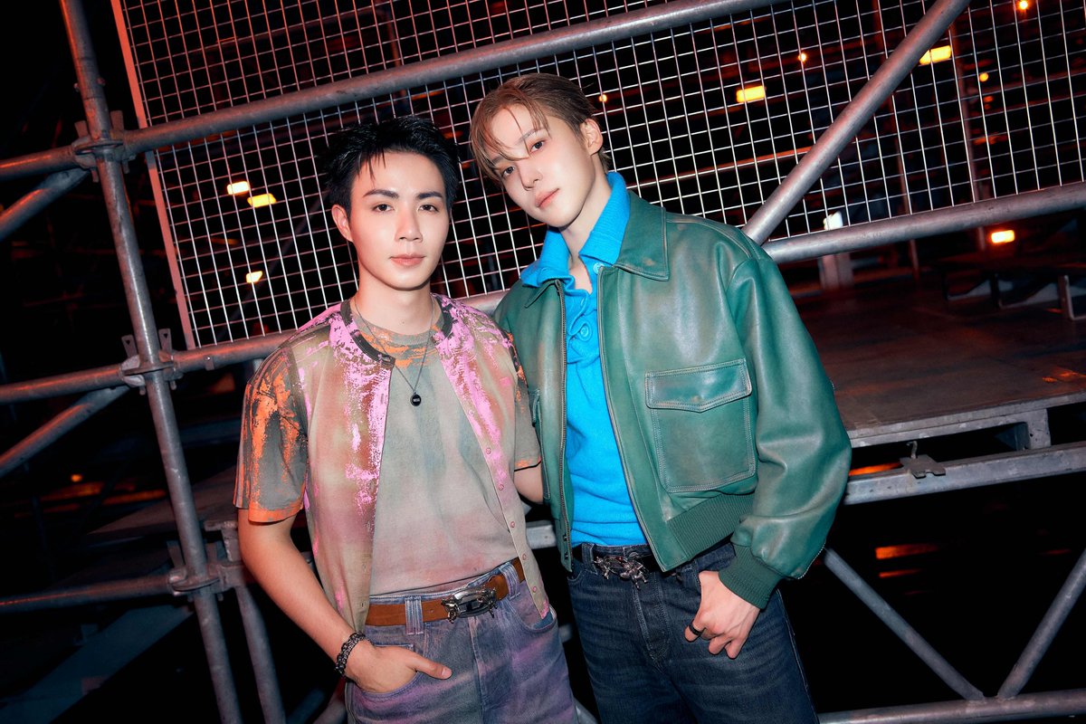 webstarupdate's tweet photo. “ซี–พฤกษ์” ร่วมชมแฟชั่นโชว์ DIESEL เปิดตัวคอลเลกชั่นสปริง ซัมเมอร์ 2027 ณ กรุงมิลาน ประเทศอิตาลี

ZEE PRUK MFW 2027 
#DIESELxZEEPRUK #ZeePruk #Diesel
#DieselSS27 #ForSuccessfulLiving
>> https://t.co/UeOSoXVhZg

DIESEL (ดีเซล) แฟชั่นแบรนด์ดังสัญชาติอิตาลี ตอกย้ำตัวตนแห่งความกล้า การแสดงออก และพลังแห่งความสร้างสรรค์ ผ่านแฟชั่นโชว์คอลเลกชั่นล่าสุด ณ เมืองมิลาน ประเทศอิตาลี โดยครั้งนี้ ซี – พฤกษ์ พานิช นักแสดงและแฟชั่นไอคอนจากประเทศไทย ได้รับเชิญให้เดินทางไปสัมผัสประสบการณ์แฟชั่นของ DIESEL พร้อมร่วมชมแฟชั่นโชว์อย่างใกล้ชิดในฐานะตัวแทนของแบรนด์จากประเทศไทย

ก่อนออกเดินทางสู่มิลาน “ซี พฤกษ์” ปรากฏตัวใน Airport Look จาก DIESEL มาในลุคที่ถ่ายทอดคาแรกเตอร์อันโดดเด่นของแบรนด์ผ่านลุคที่ผสานความเท่และความร่วมสมัย สะท้อนจิตวิญญาณของ DIESEL ที่มาพร้อมความมั่นใจและการแสดงออกถึงตัวตนอย่างเต็มที่ ก่อนเดินทางไปสัมผัสบรรยากาศแฟชั่นระดับโลกที่ Milan Fashion Week และสัมผัสคอลเลกชั่นล่าสุดของแบรนด์อย่างใกล้ชิด

สำหรับแฟชั่นโชว์ครั้งนี้ DIESEL นำเสนอคอลเลกชั่นที่ขับเคลื่อนด้วยพลังของ DESIRE ถ่ายทอดผ่านบรรยากาศที่เต็มไปด้วยความเข้มข้น ความสนุก และความเป็นอิสระ โดยเปลี่ยนพื้นที่จัดแสดงให้กลายเป็นคลับขนาดใหญ่ที่เต็มไปด้วยพลังงานและความเคลื่อนไหว สร้างประสบการณ์ที่เชื่อมโยงระหว่างแฟชั่น ดนตรี การแสดงท่ามกลางผู้ชมกว่า 200 คน สร้างบรรยากาศที่คาดเดาไม่ได้และทำให้แฟชั่นโชว์กลายเป็นประสบการณ์ที่มากกว่าการชมเสื้อผ้าบนรันเวย์

บนรันเวย์ DIESEL ยังใช้รูปทรงและโครงสร้าง ผ่านการ Merge, Twist, Cut และ Reconstruct เสื้อผ้าหลายชิ้นถูกผสานเข้าด้วยกันจนเกิดเป็นซิลูเอตใหม่ พร้อมรายละเอียด Orchid ที่ปรากฏทั้งในรูปแบบ Cut-out และ Embroidery

อีกหนึ่งเทคนิคโดดเด่นคือ Trompe-l’œil ที่สร้างภาพลวงตาให้เสื้อผ้าดูเหมือนทำจากวัสดุอื่น โดย Denim ถูก Coated และ Lasered ให้มีพื้นผิวคล้าย Leather ขณะที่เสื้อ Lightweight Shirts ถูกพิมพ์ให้ดูเหมือน Tweed Coat และ Heavy Winter Jacket สร้างความรู้สึกสนุกและเหนือความคาดหมายให้กับแต่ละลุค ถูกถ่ายทอดผ่าน Cut-out Construction ที่เผยผิวอย่างมีจังหวะ ทั้ง Polo Dress, Tailored Skirts, Slim Pants และ Jersey Dresses ขณะที่เสื้อผ้าหลายชิ้นถูก Twist และ Reconstruct ให้เกิดรูปทรงที่ดูไม่สมบูรณ์แบบอย่างตั้งใจ สะท้อนความเป็นอิสระและความสนุกในแบบ DIESEL

หัวใจสำคัญยังคงเป็น Denim ตั้งแต่ Bootcut Jeans, Straight-leg Jeans, Topstitched Denim ไปจนถึง Jeans ที่มี Slit บริเวณข้อเท้า และ Micro Denim Shorts ซึ่งกลายเป็นหนึ่งในไฮไลต์ของคอลเลกชั่น

ด้าน Accessories นำเสนอ D-ONE Bag ในหลากหลาย Treatment และ Texture พร้อม Charms ที่หยิบสิ่งของในชีวิตประจำวันมาตีความใหม่ ขณะที่กระเป๋ารุ่นใหม่ LOCK-D Bag มาพร้อม Double D Motif ที่ทำหน้าที่เป็นตัวล็อก เติมความโดดเด่นให้กับลุค รายละเอียดของคอลเลกชั่นยังต่อเนื่องไปยัง Footwear, Watch, Eyewear และ Jewellery โดยมีทั้ง D-RUSH Watch, แว่นตา TRAN-D-SPARNT และเครื่องประดับรูป Orchid ซึ่งเชื่อมโยงกับน้ำหอม Only Desire ที่ใช้กล้วยไม้เป็น Signature Flower

ร่วมถ่ายทอด DNA ของแบรนด์ผ่านแฟชั่นที่สนุก กล้า และเปิดพื้นที่ให้ทุกคนได้แสดงออกในแบบของตัวเองได้แล้ววันนี้ที่ ที่ DIESEL ทุกสาขา

อัปเดตข่าวสารและเทรนด์แฟชั่นล่าสุดของ “DIESEL” เพิ่มเติมได้ที่
Instagram: @dieselthailandofficial
LINE Official Account: @dieselth