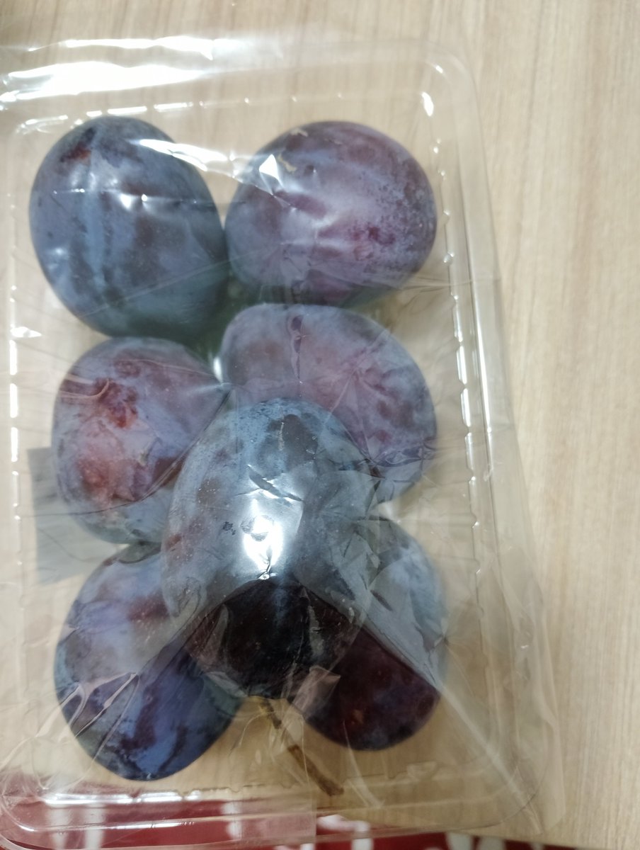 thimonpunba's tweet photo. 生プルーン。未だに誰にも信じて貰えない激うまフルーツ。鉄分豊富優しい甘さ。今年も無事に手に入りました。 https://t.co/GBxI2YZkb5