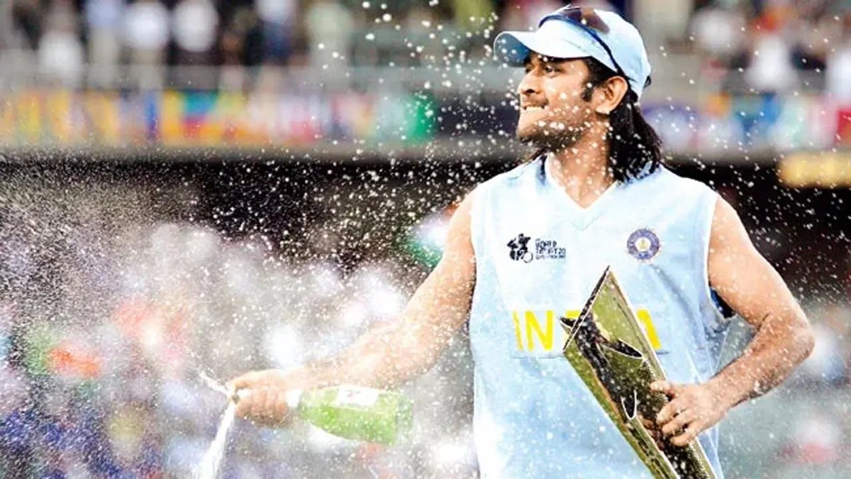 MSDianAbhiii's tweet photo. ICC trophy in one hand. Champagne in the other. Sleeveless jersey. 
On this day in 2007, MS Dhoni aura-farmed so hard. No one has matched this ICONIC picture since. 🐐🇮🇳 https://t.co/2Iptbdh2S0