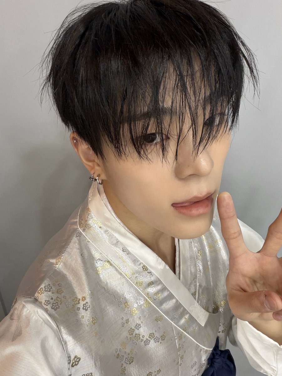 matchaiwtn's tweet photo. 추석이니까 한복 입은 준민 한번더 봐줘야겟지 https://t.co/0UlUminZsR
