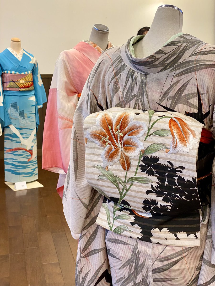 mayachon's tweet photo. 邸宅で見るアンティーク着物展
あのアンティーク着物愛に溢れる空気を浴びたくて行ってまいりました！開催ありがとうございます…！！
前回は2018年に1人で行ったのですが今回はお友達と、一緒にかわいいを共有しながら見れてとても嬉しい。目録とスタッフさんの解説でより楽しめました。 https://t.co/phPYgMzT8l