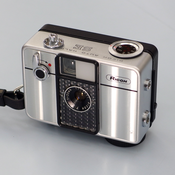 champcamera's tweet photo. 中古　#リコー #オートハーフ SE[整備済]　￥22,000
By たまプラーザ
前面ヘアライン仕上げが特徴的なハーフサイズカメラです。
自動露出とゼンマイ式自動巻き上げ機構で簡単に撮影できます。
ハーフサイズカメラなので、たくさん撮れるのもうれしいポイントです。
#RICOH #AUTOHALF
https://t.co/vpXx37arrw