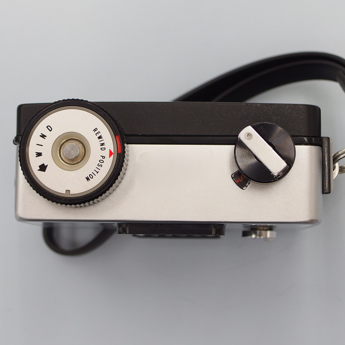 champcamera's tweet photo. 中古　#リコー #オートハーフ SE[整備済]　￥22,000
By たまプラーザ
前面ヘアライン仕上げが特徴的なハーフサイズカメラです。
自動露出とゼンマイ式自動巻き上げ機構で簡単に撮影できます。
ハーフサイズカメラなので、たくさん撮れるのもうれしいポイントです。
#RICOH #AUTOHALF
https://t.co/vpXx37arrw