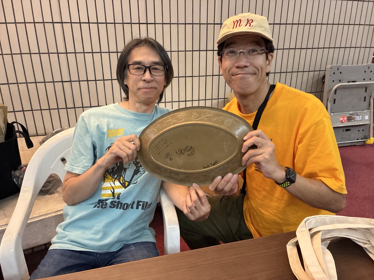 runnerfrog's tweet photo. ライブ前の撮影会で、4半世紀前にサインを書いてもらった楽屋の皿と一緒に、ムーンライダーズのメンバーと写ってきました！
皿のサインを見せながら椅子に向かったら、メンバーから「え？すご！」との声が！
ライブ後の夏秋さんサイン会で、皿にサインをい���だき新メンバーも完成！
#ムーンライダーズ https://t.co/vcloR97ejO