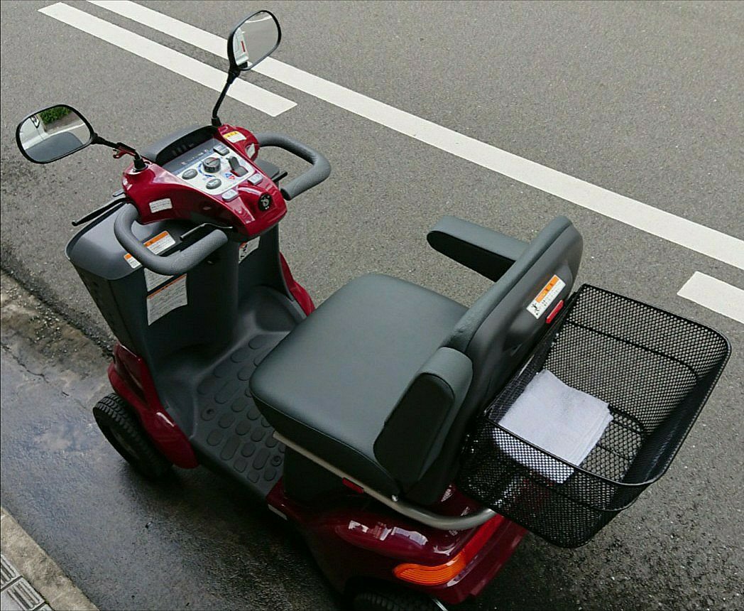 monamie200's tweet photo. 歩行が困難な高齢の父親へ与えてあげたスズキのセニアカーが大活躍している
コレに乗って近所のスーパーへ父が1人で買い物へ行けるのですごく楽になった
最大で時速6kmまで出せるみたいで周りの歩行者より速くて優越感があると喜んでいる https://t.co/OUV6PzpY4o