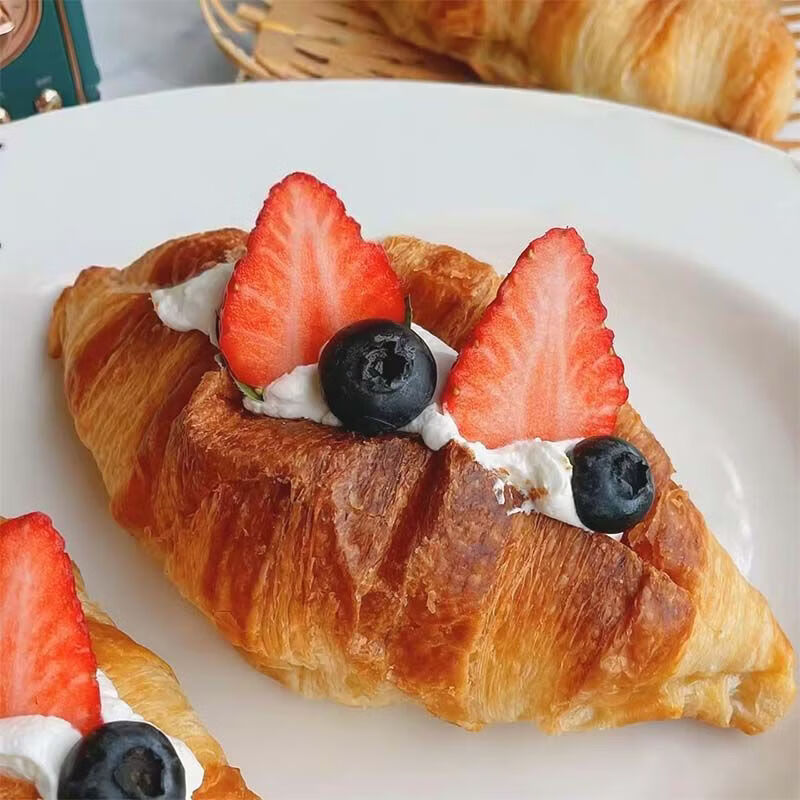 danieljer4rymor's tweet photo. Just found the last warm croissant with oozing chocolate filling—perfect midday pick-me-up that made my whole day brighter ， https://t.co/6kVEN5acxF