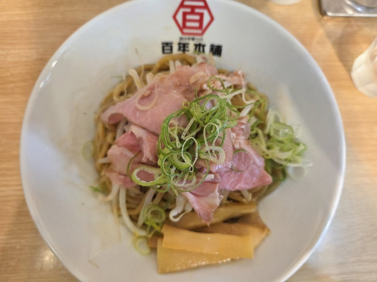 remifla_mk's tweet photo. 百年本舗＠末広町にて、百年まぜそば！普通で。具だくさんな���でまずは天地返し😋タレはすっきりとしているが、旨味はしっかりで麺との絡みもよし😋チャーシューうまい😋 #ramen https://t.co/mPzAJiMxvE