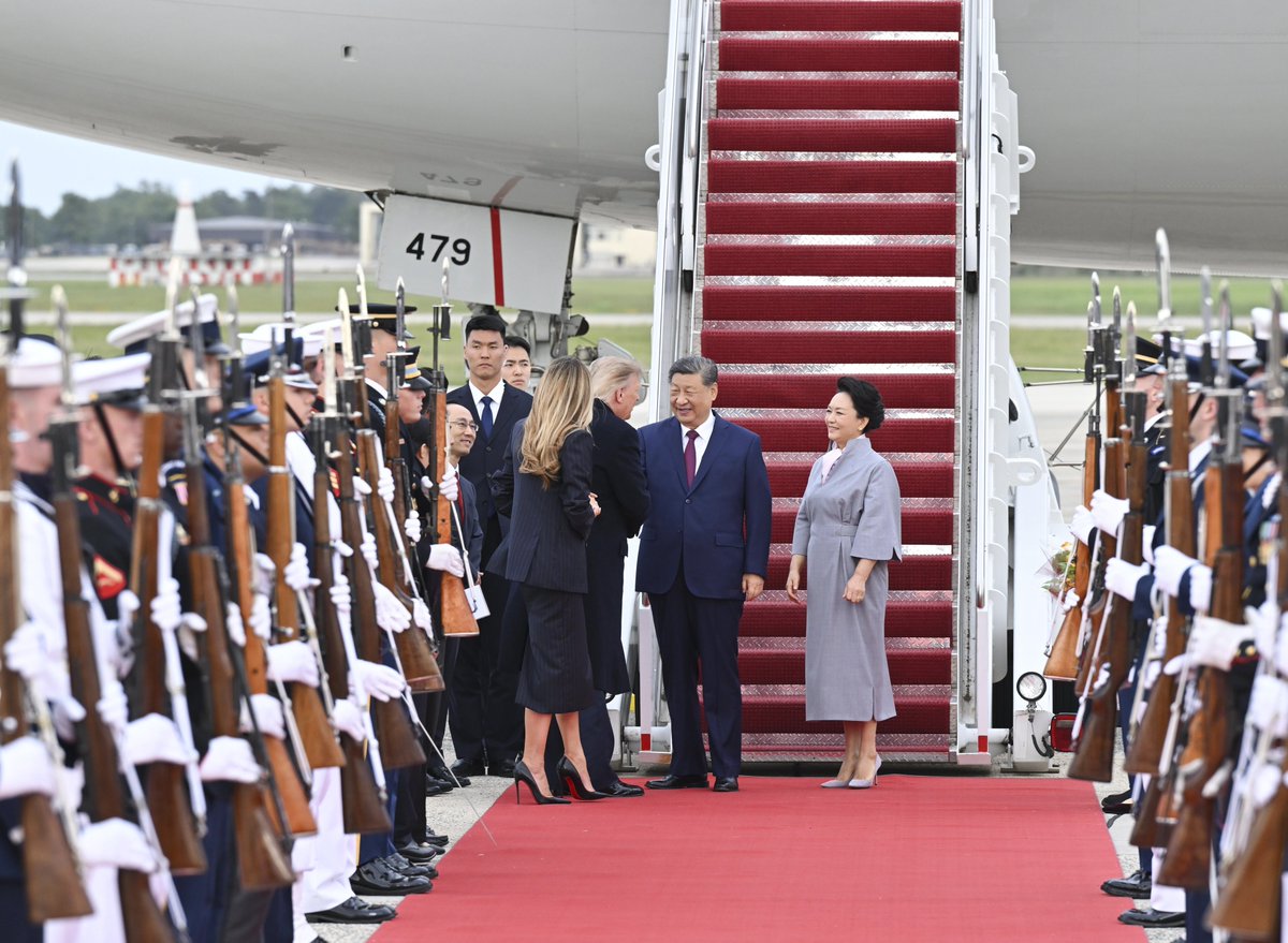 Ivan_Snook's tweet photo. if you know military ceremony, you know this is an amateurish display.
- rifles have different color varnish
- slings are a mix of black and white
- troops aren't organized by height
- some shoes are on the red carpet (also showing misalignment)
- different grips on rifles

👎👎 https://t.co/edVL2ACTTR