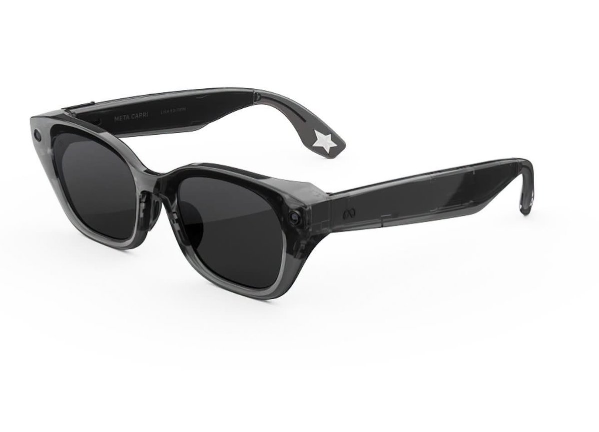 longtunman's tweet photo. Meta x ลิซ่า ทำแว่นตารุ่นมิลิเต็ด ราคา 399 ดอลลาร์ 
Meta ออกแบบแว่น Meta Glasses ร่วมกับ ลิซ่า ศิลปินระดับโลก 
โดยออกมา 2 รุ่นคือ Adventurer LISA Edition และ Capri LISA Edition

ซึ่งโดดเด่นด้วยรายละเอียดเล็ก ๆ ที่เป็นเอกลักษณ์ และสะท้อนความเป็นลิซ่า 

ปลายขาแว่นสลักลวดลายรูปดาวประจำตัวของลิซ่า
เคสแบบพิเศษที่ออกแบบเฉพาะ 
ชาร์มที่ได้แรงบันดาลใจจากโลกของลิซ่า

และแว่นทุกคู่ได้รับการออกแบบให้กระชับและเลื่อนหลุดได้ยากขึ้น พร้อมปรับให้เข้ากับรูปทรงใบหน้าที่หลากหลาย เพื่อให้สวมใส่ได้อย่างสบาย

- กล้อง 12MP พร้อมความละเอียดวิดีโอสูงสุด 3K
- แบตเตอรี่ใช้งานได้นานกว่า 8 ชั่วโมง
- รองรับเลนส์สายตา และมีเลนส์ให้เลือกหลายประเภท
- ลำโพงแบบ Open-ear ที่ออกแบบให้ไม่สะดุดตา พร้อมไมโครโฟน 6 ตัว
- แป้นรองจมูกปรับได้ 3 ระดับ