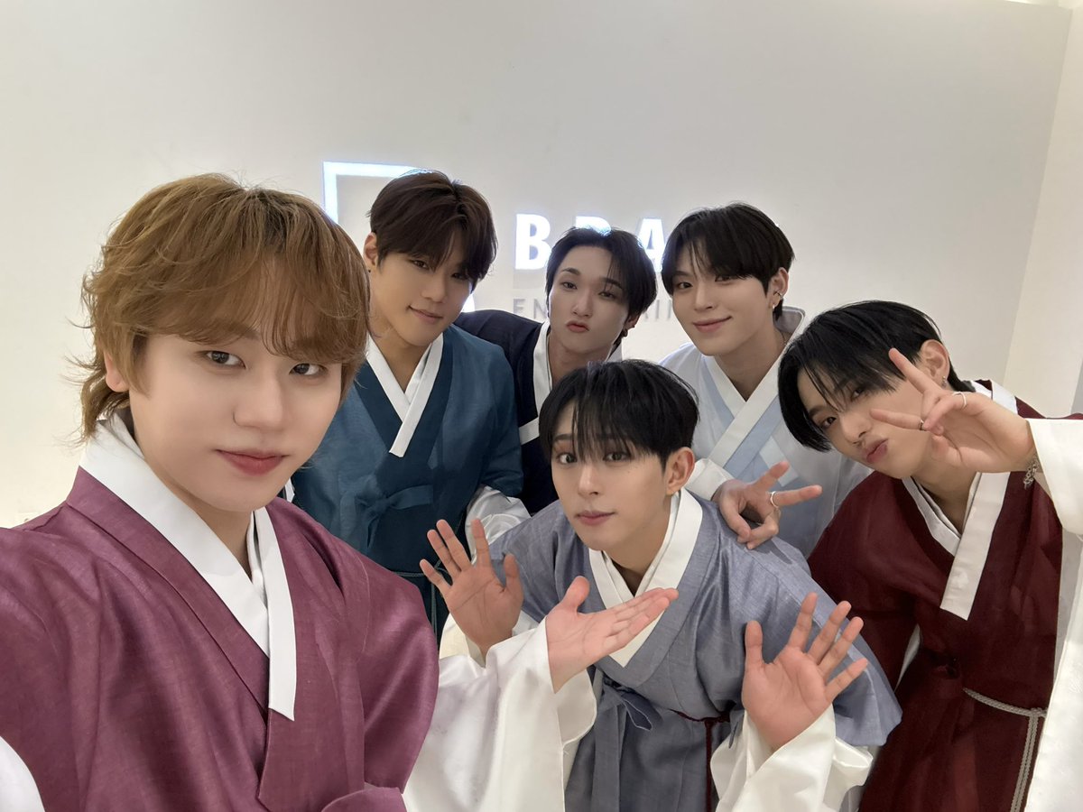 DKB_BRAVE's tweet photo. [📷]
BB에게 행복만 가득한 추석이 되길 바라며🙇🖤
모두 따뜻하고 즐거운 연휴 보내세요!

Wishing BB a Chuseok filled with happiness🙇🖤
Have a warm and wonderful holiday, everyone!

#다크비 #DKB #추석 #CHUSEOK https://t.co/nSyUpq0gyA