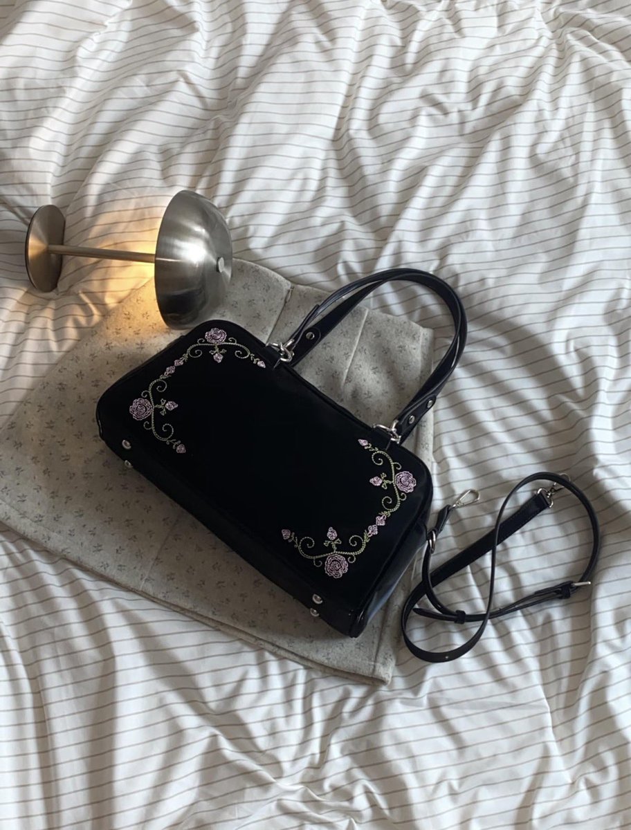 merryxthingsss's tweet photo. พรี ㅡ กระเป๋า shoulder bag 🖤🌸 katharos ดำหนังเงานิ่ม ลายสวย ♡โปร

＊(790฿) มัดจำ 395 รวมส่ง 
size 17x11x33 cm
หนังกลับ 600g

order via dm 
#กระเป๋า #กระเป๋าแฟชั่น #กระเป๋าสะพาย #พรีจีน https://t.co/0G7OkqXbG8