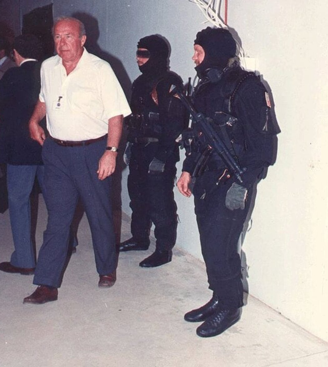 98minutesalone's tweet photo. @karloss19991 Isso é nos anos 90's, ANIMAL. Todo grupo OpEsp ou Forças Especiais basicamente possuíam a mesma estética. Na foto tem apenas operadores da Delta Force, uma das unidades Tier 1 (se não a mais) respeitada do mundo. Mesma estética. https://t.co/ygcXjetGtD