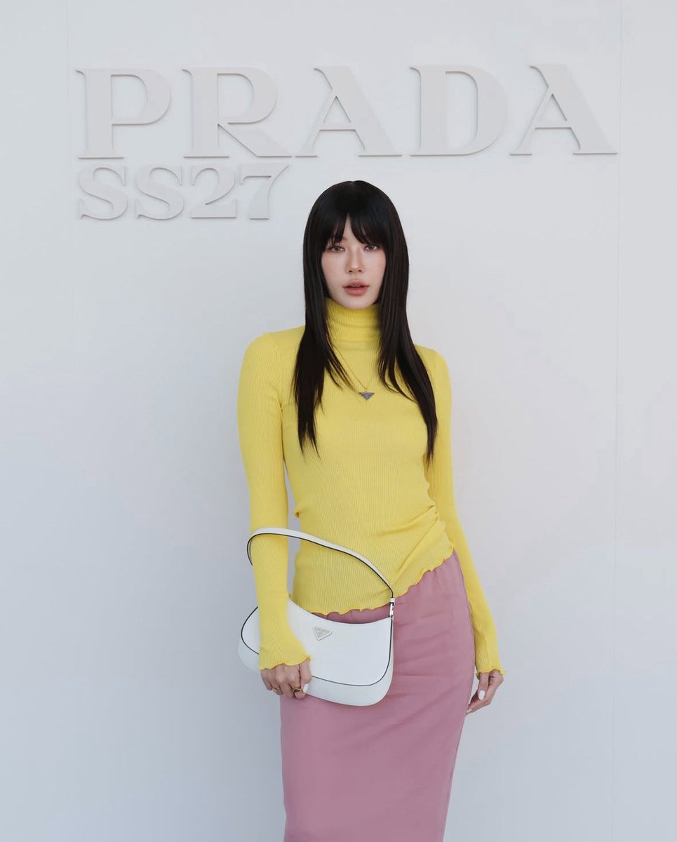 thaifashiond's tweet photo. #UPDATE: ‘น้ำตาล-ทิพนารี’ @NamtanTipnaree ร่วมชมแฟชั่นโชว์ Prada Spring Summer 2027 Womenswear Show ณ กรุงมิลาน ประเทศอิตาลี ใน Milan Fashion Week

ภาพ: Courtesy of Prada

@Prada 
#PradaSS27xNamtan
#Namtantipnaree
#Prada
#PradaSS27 https://t.co/uMYhHF2eZe