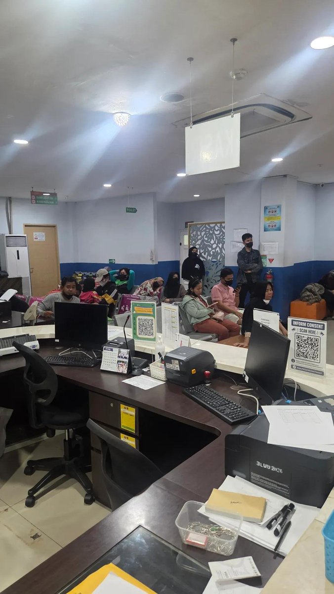 NakesPuskesmas's tweet photo. Beginah chaosnya pelayanan rawat jalan 24 jam Puskesmas kalau SDM Nakesnya terbatas. Potret ini dibagikan oleh salah seorang pengunjung yg mengeluhkan antrian obat berjam-jam, yg setelah ditelusuri ternyata cuma ada 1 orang petugas di farmasi.

Kebayang itu siksanya petugas farmasi seorang diri berjibaku dengan pasien sebanyak ini dan harus dituntut tetap teliti 😔