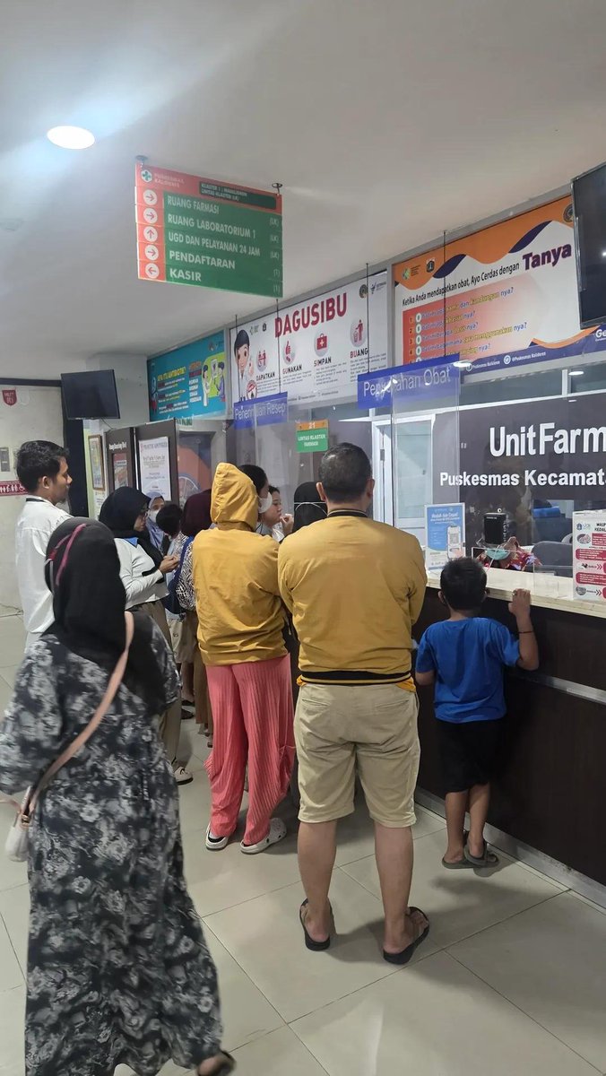 NakesPuskesmas's tweet photo. Beginah chaosnya pelayanan rawat jalan 24 jam Puskesmas kalau SDM Nakesnya terbatas. Potret ini dibagikan oleh salah seorang pengunjung yg mengeluhkan antrian obat berjam-jam, yg setelah ditelusuri ternyata cuma ada 1 orang petugas di farmasi.

Kebayang itu siksanya petugas farmasi seorang diri berjibaku dengan pasien sebanyak ini dan harus dituntut tetap teliti 😔