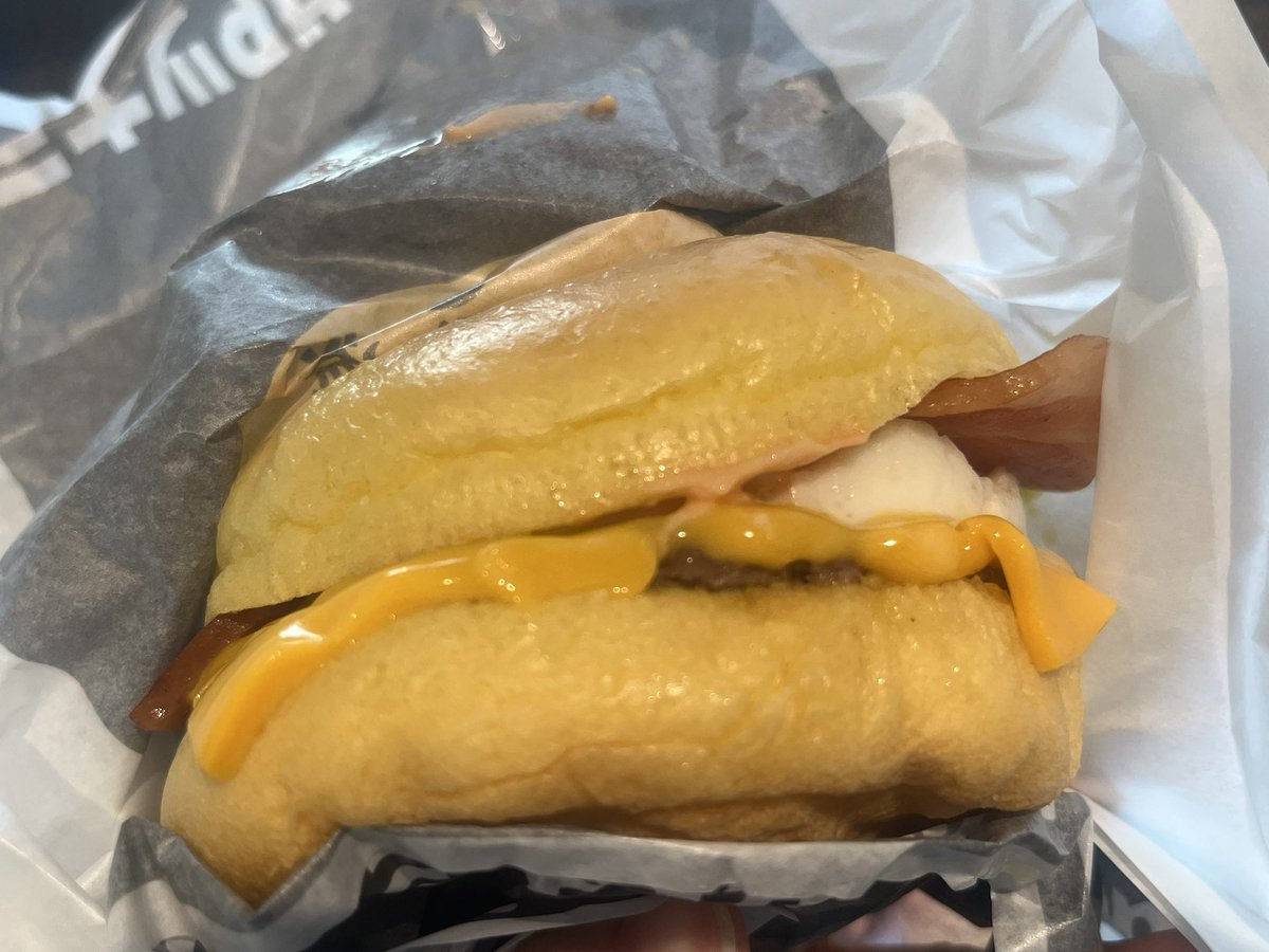 nucocochan's tweet photo. 🌕北海道産じゃがペッパー月見／マクドナルド🌕
★★★★★

ベーコンポテトパイと言ってしまえばそうなんですが、黒胡椒をかけたサイコロ状のじゃがいもと厚めのベーコンの相性が最高。そこにとろけたチーズと卵、月見ソースが加わり、全体の味のバランスが良い。今年のマクドナルドで一番おいしい。 https://t.co/TjhYOnaY5w