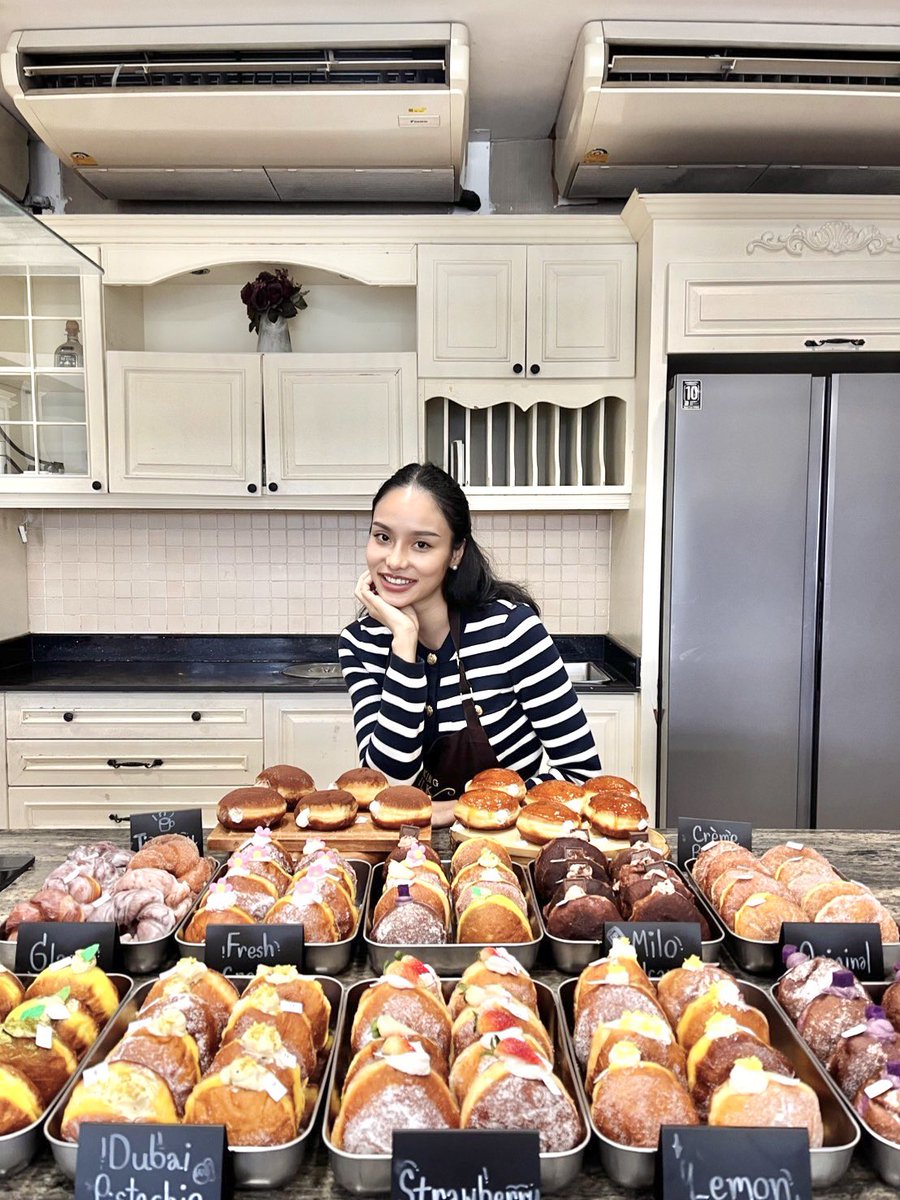 cookingtalk1's tweet photo. “เรียนแล้วกลับมาเรียนซ้ำ…น่าจะเป็นคำตอบที่ดีที่สุดของคลาสเรา 🤍”
ขอบคุณคุณกรองทอง จันทรสมโภช Miss Universe Thailand Phitsanulok 👸🏻 ที่ไว้วางใจมาเรียนกับ CookingTalk Studio คอร์สที่เท่าไรแล้วไม่รู้😅

มาวันนี้กับคอร์ส Japanese Nama Doughnut  🍩🇯🇵
โดนัทเนื้อนุ่ม ฟู เบา https://t.co/yN4pP0Fjcw