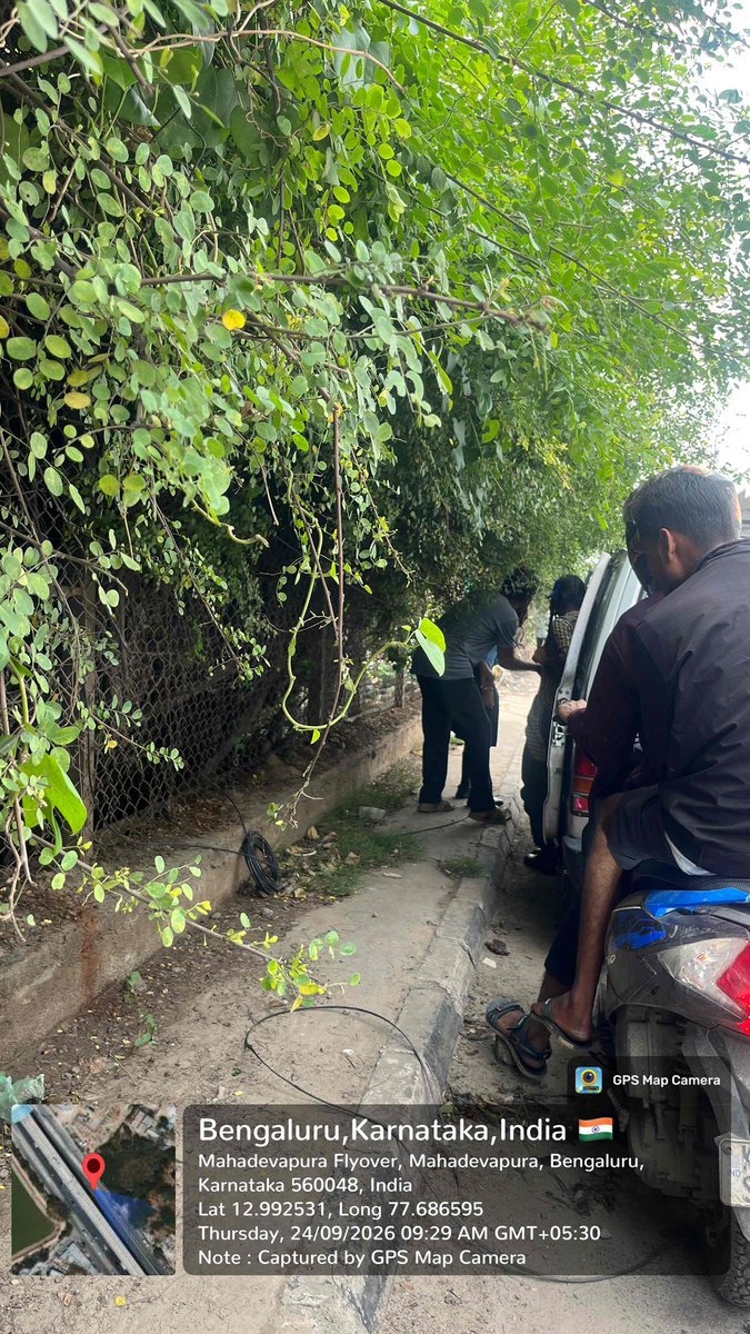 lohith0403's tweet photo. This is near mahadevapura orr service road there Is barely any space for pedestrians and more over road is blocked in the morning time and there is government school nearby which is causing pedestrians lot if issue no footpath @GBA_office @GBAChiefComm @osd_cmkarnataka https://t.co/OKmHHa8w8C