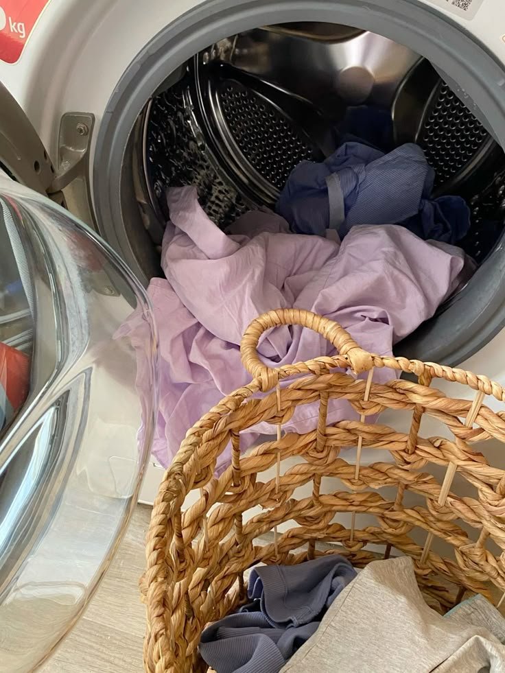 haneecream's tweet photo. Hanee bergerak dari kamarnya dengan menenteng keranjang baju kotor yang belum ia cuci seminggu ini.

Sesampainya di laundry room ia meletakan keranjang bajunya di depan mesin cucinya kemudian ia memasukan sabun cucinya &amp; memencet beberapa tombol untuk mengatur proses pencuciannya https://t.co/0sTjpUz96d