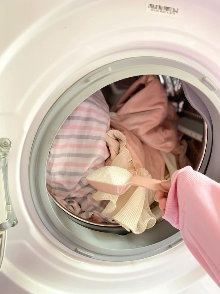 haneecream's tweet photo. Hanee bergerak dari kamarnya dengan menenteng keranjang baju kotor yang belum ia cuci seminggu ini.

Sesampainya di laundry room ia meletakan keranjang bajunya di depan mesin cucinya kemudian ia memasukan sabun cucinya &amp; memencet beberapa tombol untuk mengatur proses pencuciannya https://t.co/0sTjpUz96d