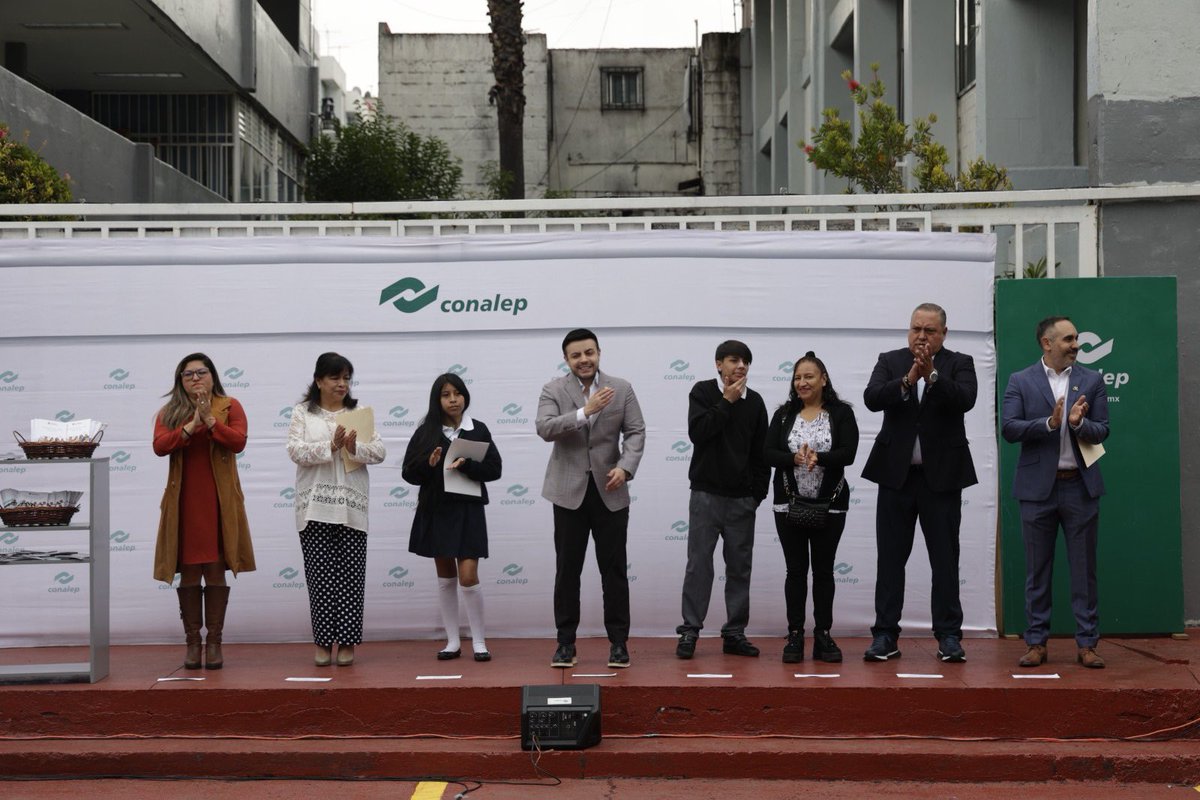 Roronava's tweet photo. ¡Iniciamos con “El ABC de las Emociones”!

Se trata de una estrategia nacional impulsada por nuestra Presidenta @Claudiashein , que pone en el centro el bienestar emocional de nuestras y nuestros jóvenes.

En @CONALEP_Mex queremos que nuestro estudiantado sepa que pedir ayuda está bien, hablar de lo que sentimos también y que nunca tienen que enfrentar solos aquello que les preocupa.

Con el acompañamiento de docentes, familias y toda nuestra comunidad educativa, construiremos espacios donde podamos hablar, escucharnos y apoyarnos.

¡Cuidar nuestras emociones también es parte de aprender!

#ABCdeLasEmociones