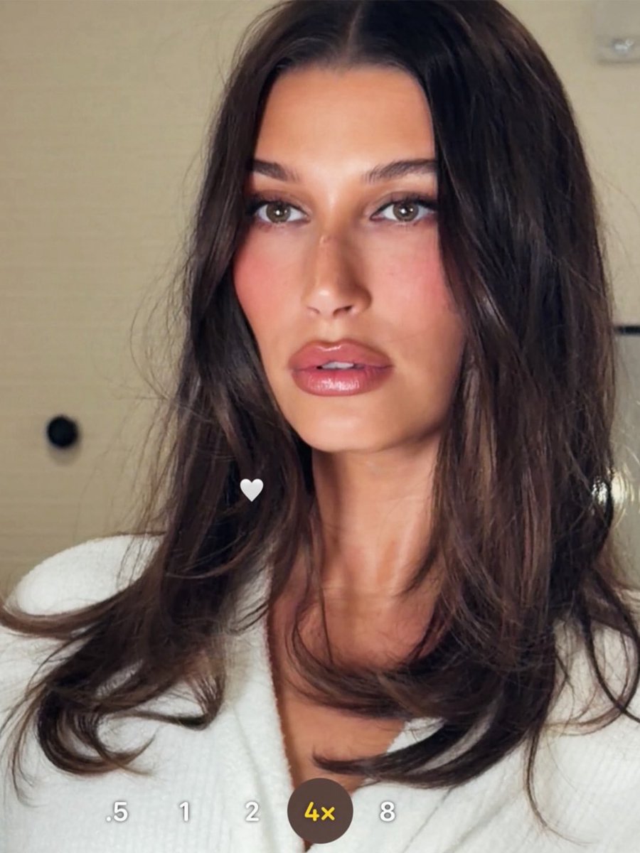 Complex's tweet photo. Hailey Bieber debuts her darkest hair color in years.

[📸: @haileybieber ] https://t.co/4Y5R4GXXMi