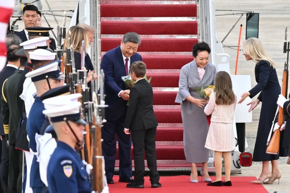 Anna19960925's tweet photo. Xi Jinping arrived in Washington by special plane, and Trump and his wife warmly welcomed him.
But I have a question. Why are all the people standing in two rows holding guns? https://t.co/3bfQXszuYI
