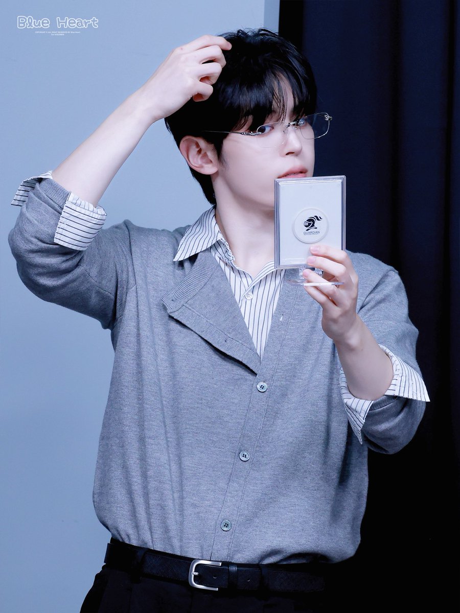 babuhyeonbin's tweet photo. 260917 외모체크🪞
#나우즈 #NOWZ #현빈 #HYEONBIN https://t.co/PSsPV0jnV3