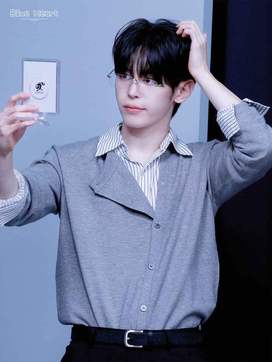 babuhyeonbin's tweet photo. 260917 외모체크🪞
#나우즈 #NOWZ #현빈 #HYEONBIN https://t.co/PSsPV0jnV3