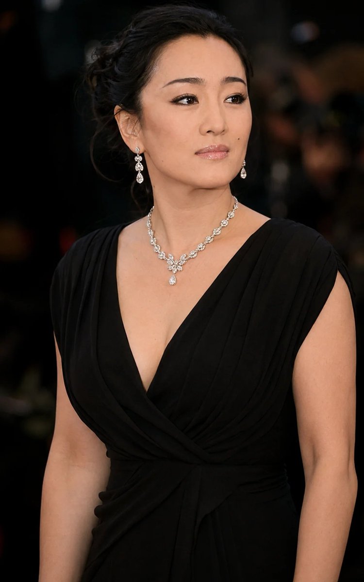 Prettyolderwmn's tweet photo. Gong Li, 50 and flawless https://t.co/GORUW3hSey
