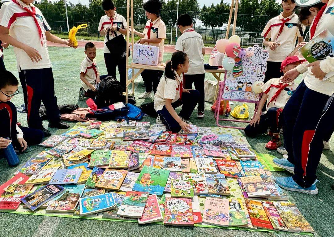 ashl23eyjen2nif's tweet photo. Join our weekend community book swap! Drop off pre-loved reads, take home new favorites u0026 meet neighbors this Sat 10am at Main Park. Free u0026 fun for all ages! https://t.co/8totRvLAOH