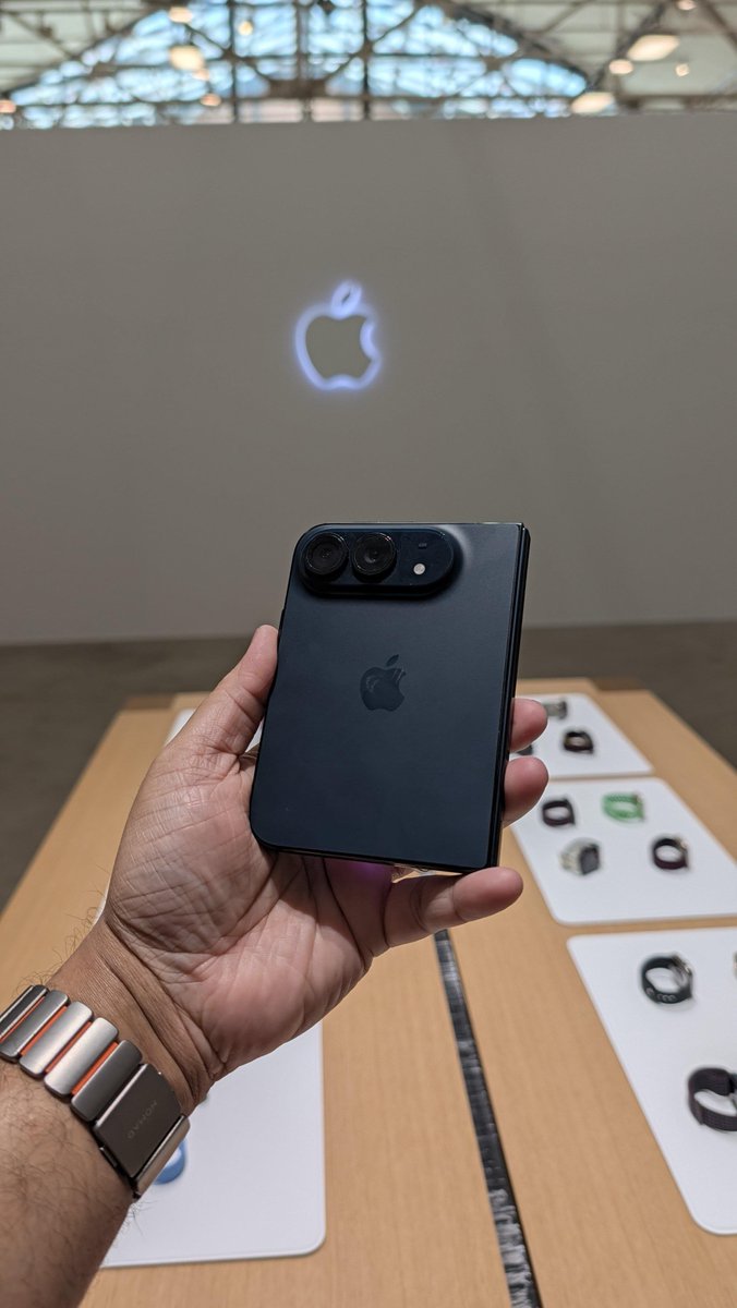 adiicodess's tweet photo. The iPhone Duo in Night Sky actually looks so good 👀🔥 https://t.co/1mpuZKNXjP