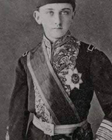 Fettahoglu3421's tweet photo. NE YAPTI BU İNSANLAR?...

1-Sultan Abdulhamid Hanın oğlu...
Türkiye Cumhuriyeti kabul etmediği için çok istemesine rağmen cenazesi Manş denizine atılmıştı...
2-Şehzade Mahmut Şevket Efendinin kızı Nermin...
Sürgünde Fransada ameliyat https://t.co/zAjv2HqdXF
