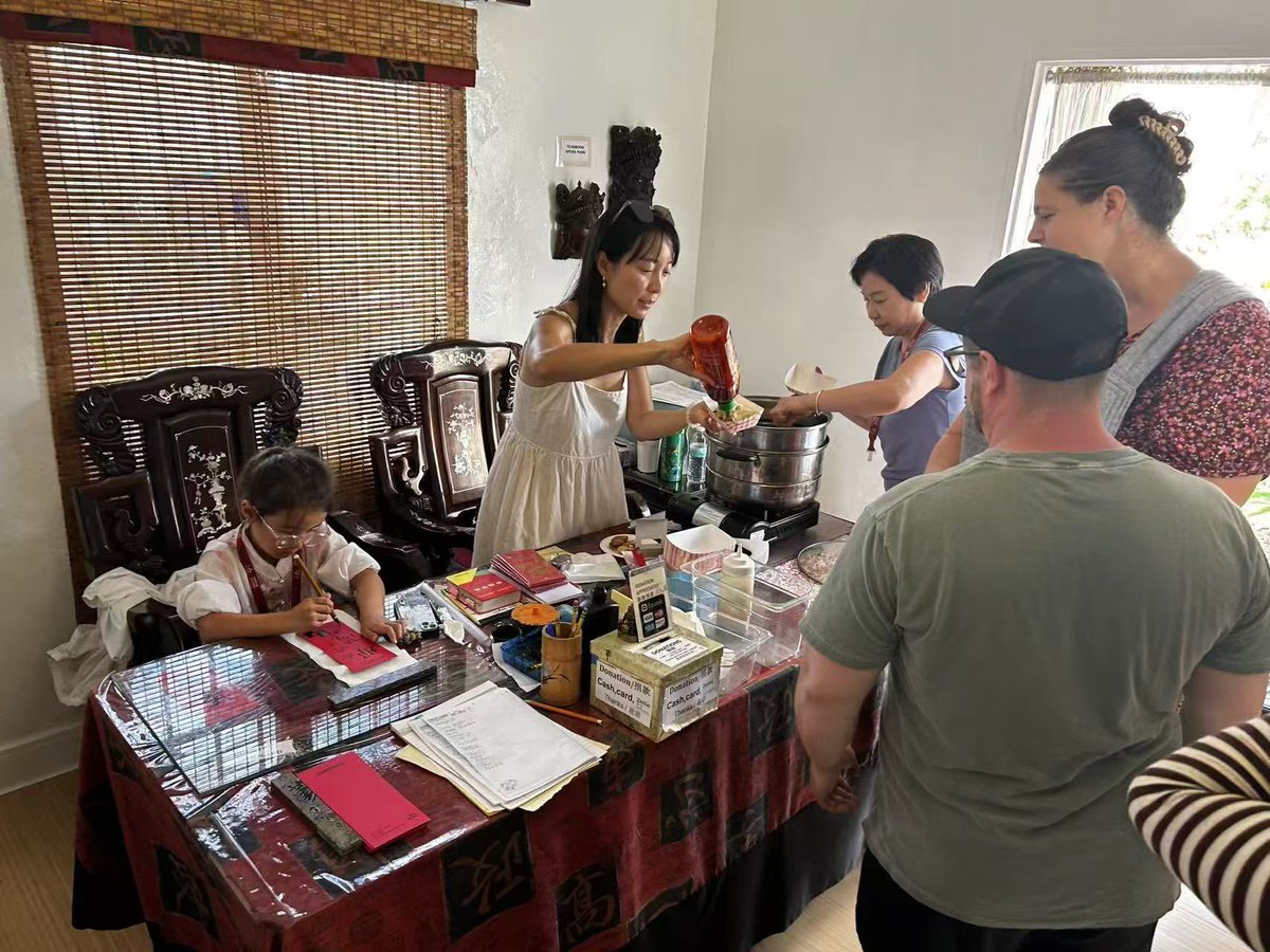 theZmedia's tweet photo. 咱们中国馆的小公主蕊蕊，现在已经能用毛笔给大家写名字啦！小小的手，一笔一画，写的是你的名字，暖的是我们的心。

公主蕊蕊，你认真写字的样子真可爱！感恩有你，让中国馆多了一份甜，也让中华文化在小小的笔尖上开了花。
#pandaNme 
#HouseofChinaBalboaPark https://t.co/wzAjdAszzL