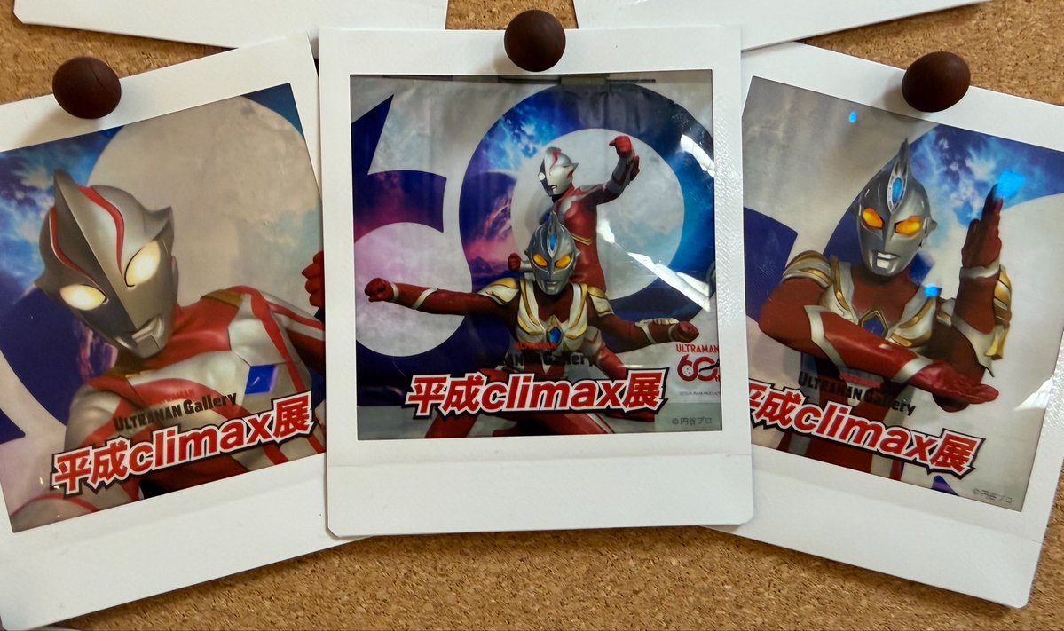 ichika_ulphoto's tweet photo. 今日から撮影後チェキ渡してくれる机上に、スタッフさんが作ってくれたチェキボードが展示されてました〜！！！
めちゃくちゃかっこいい……！！！
※スタッフさんから撮影・SNS掲載許可頂きました

 #平成climax展 大阪 https://t.co/maijSceYuu