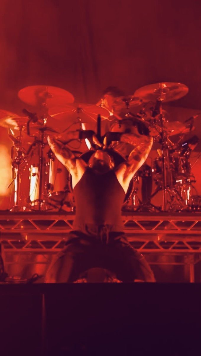 endolith_'s tweet photo. noah sebastian on his knees. that’s it. that’s the tweet. https://t.co/IPrUyT4gu5