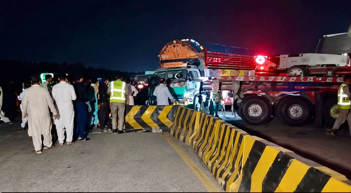 HamdaniNajaf's tweet photo. موٹر وے ایم ون اسلام آباد ٹول پلازہ تا چھچھ ہر قسم کی ٹریفک کیلئے بند، راستے پر ہیوی ٹرالر لگا دیئے گئے۔۔!! https://t.co/OcVIOXwDRo