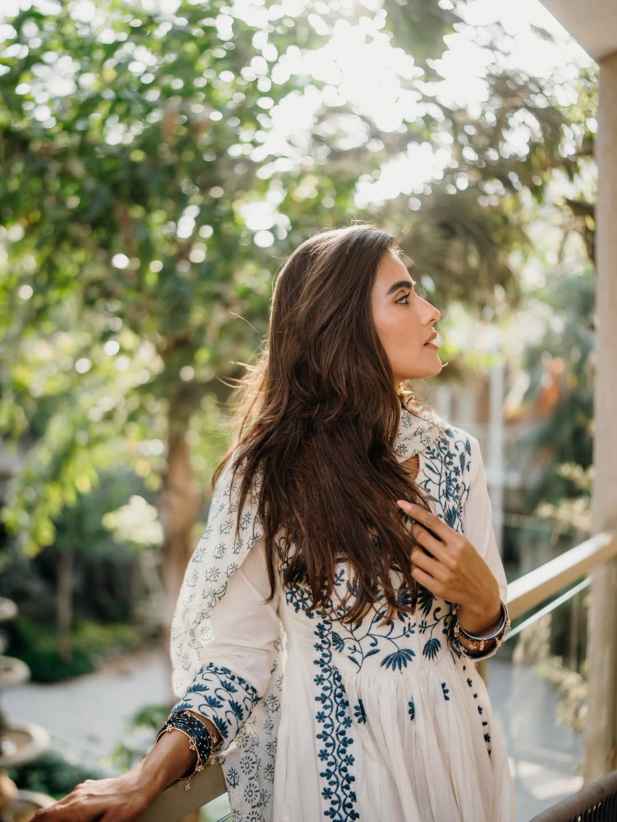 kavyathapar20's tweet photo. Softness isn’t innocence
it’s strength that chose not to harden 🤍🌤️

shot at
captured by https://t.co/3CsOOHqeqA
