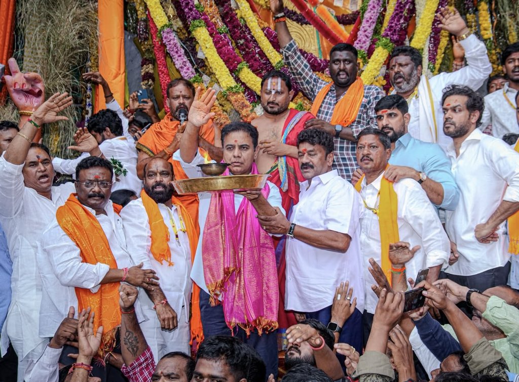 KTRBRS's tweet photo. The festive vibe around Ganesh Chaturthi in Hyderabad has a different kind of charm altogether 

Visited the famous Bada Ganesh at Khairatabad yesterday and offered prayers 🙏 https://t.co/oHHwIrTlIV