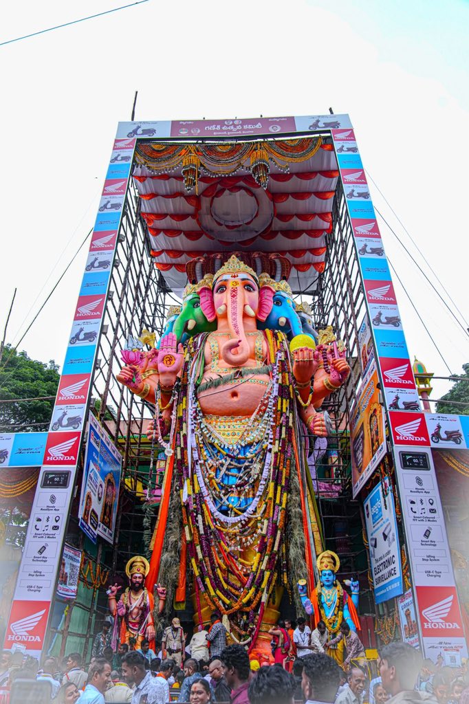 KTRBRS's tweet photo. The festive vibe around Ganesh Chaturthi in Hyderabad has a different kind of charm altogether 

Visited the famous Bada Ganesh at Khairatabad yesterday and offered prayers 🙏 https://t.co/oHHwIrTlIV