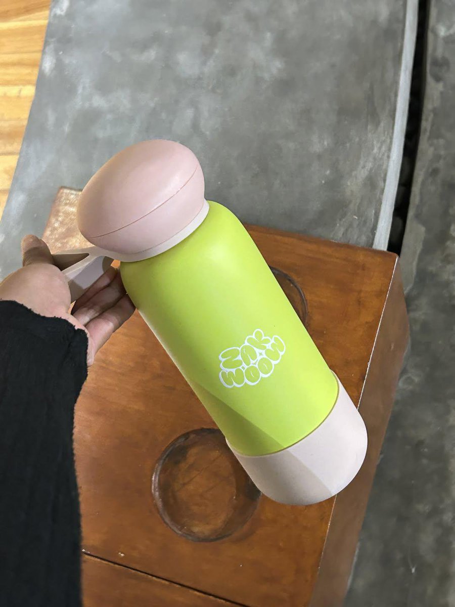 nalala45's tweet photo. fell in love at the first sight with this tumbler 

strawberry matcha vibes ❌
es pisang ijo vibes ✅ https://t.co/fwYPWgmjIk