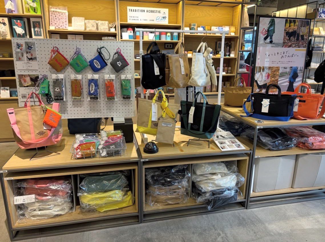 hemings_inc's tweet photo. 中目黒 蔦屋書店様にて「おさんぽフェア」を開催中🚶‍♀️10/13まで✨
トート・ショルダー・サコッシュの3WAYで使えるタイディートートをはじめ、雨の日に役立つ撥水加工のバッグや、チャーム感覚でバッグに取り付けられるポーチなどを展開いただいています！お近くにお越しの際はぜひお立ち寄りください🍀 https://t.co/ZXXFv6gXS8