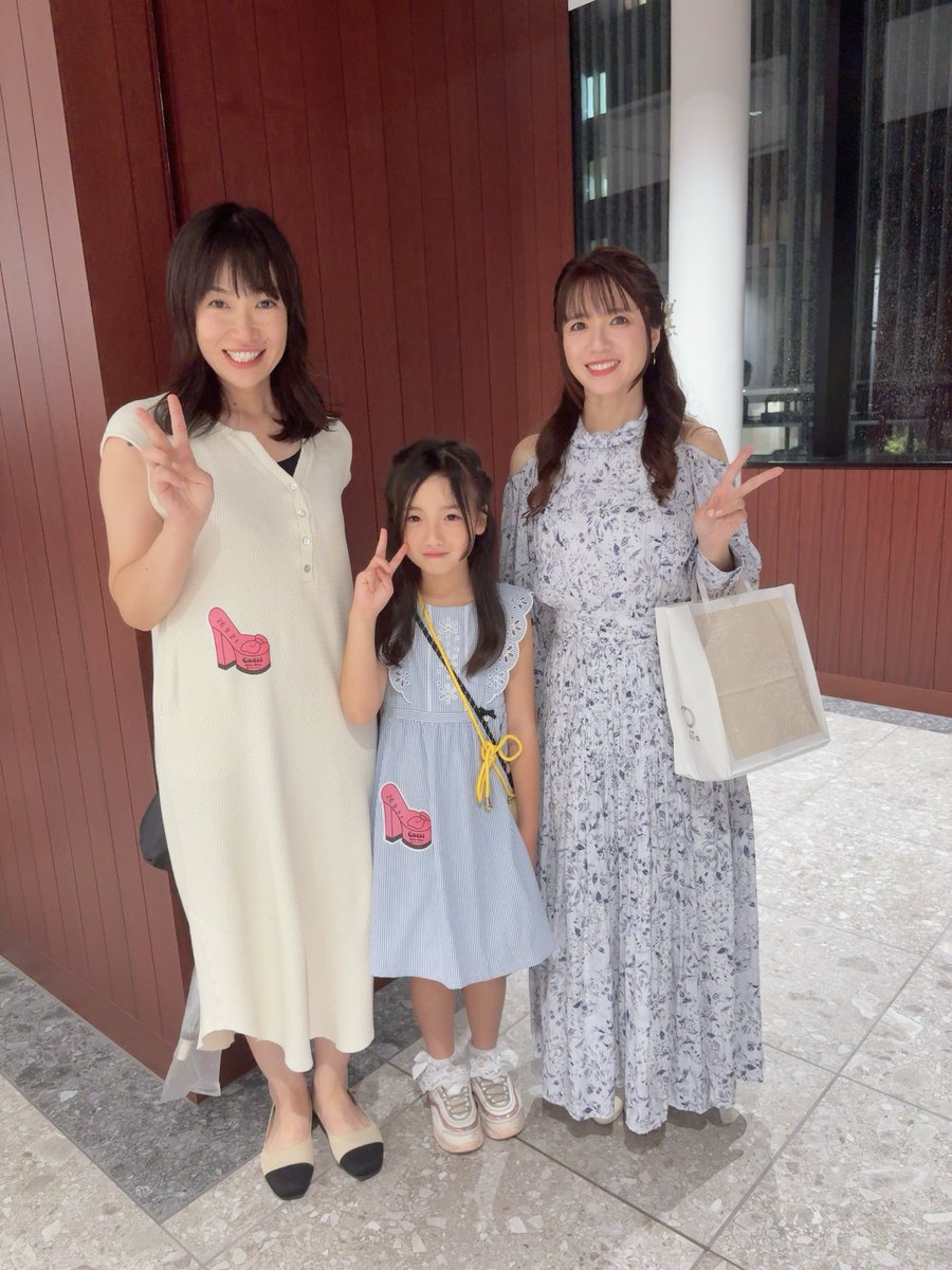 Fujita_Maiko's tweet photo. ライブツアー「高鳴る」の頃に音響で何度もお世話になったあべさん！あべさんの私に返してくれるボーカルのリバーブ感が最高すぎて、あべさんが産休に入られてからどれだけあのリバーブを求めたことか...笑

黒Tでライブに居てくれる姿が浮かんできますが、客席で見てもらえたのもすごく嬉しかったです。

娘さんが美少女でまたびっくり😂
パパにも似てきてる...🤭可愛い。
#藤田麻衣子
#20周年
#ライブ