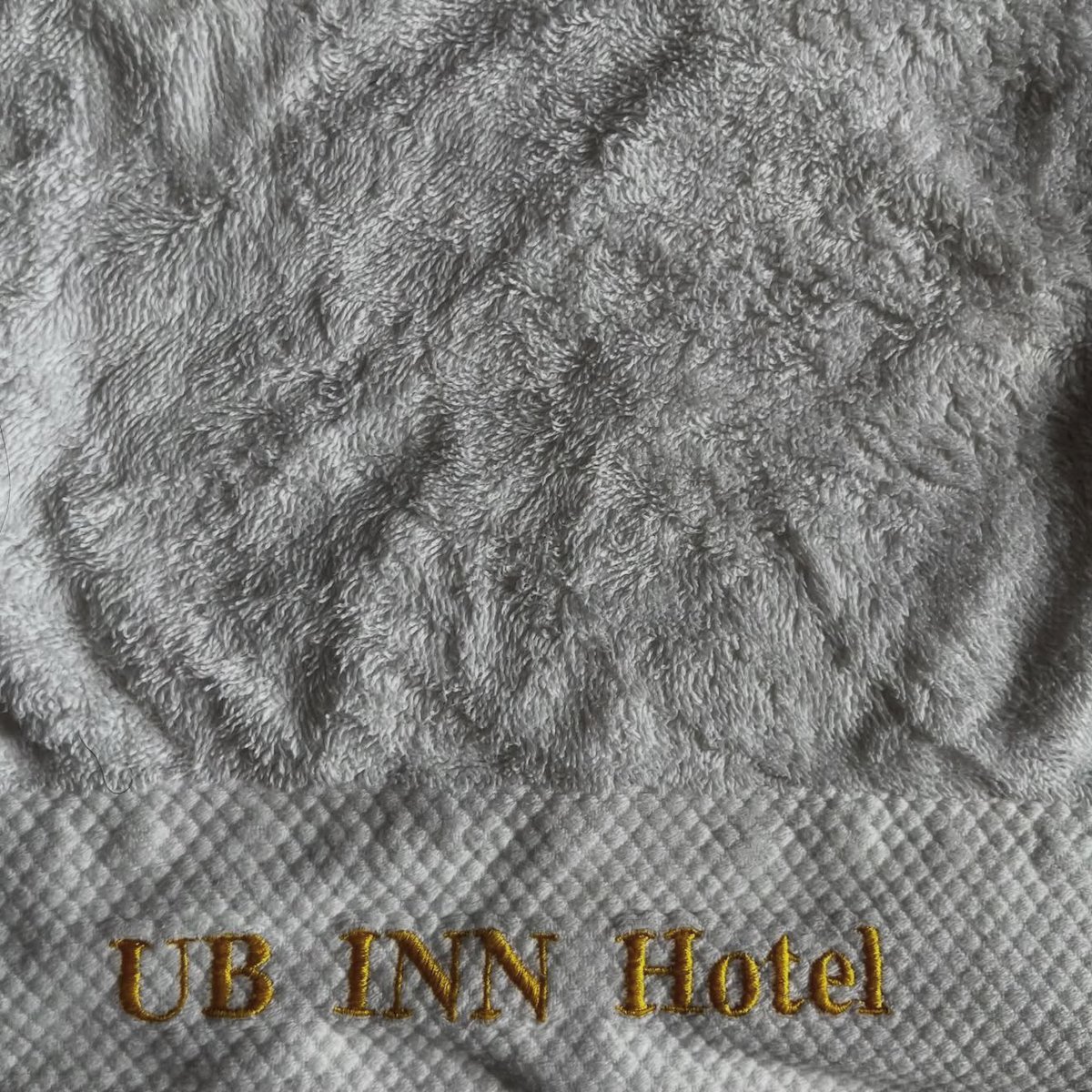 oyuinnr's tweet photo. Дахиад муухай юм бичих нь ээ уучлаарай.
UB INN HOTEL
Үнэхээр аймшигтай. Уг нь хямдхан биш гайгүй буудлуудын нэг гэж бодож орсон юм аа. Амьдралдаа ганцхан удаа л зорьж буудал орсон чинь орсон буудал нь ийм гээд л бод. Эсвэл бүх буудлууд ийм байдаг юм уу бүү мэд🤷🏻‍♀️
Цэвэрлэгээ 0
Нэг удаагийн хэрэглэх зүйлс нь хугацаа нь дуусчихсан.
Буудлын бүрэн бүтэн байдал гэж юм байхгүй бүх юм нь бараг зэврэх нь зэврээд эвдрэх нь эвдэрчихсэн.
Алчуурынх нь завааныг ээ өнгөө алдчихсан
Дахиж лав хэзээ ч орохгүй!